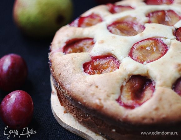 Выпекаем пирог при 180°С 30 — 40 минут. Готовый пирог оставляем остывать в форме минут на 10, затем вынимаем, отрезаем кусочек и с удовольствием кушаем с чаем!