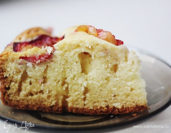 А вот такой пирог в разрезе — пористый, рыхлый, воздушный, слегка влажный от сока слив.

Приятного аппетита!

