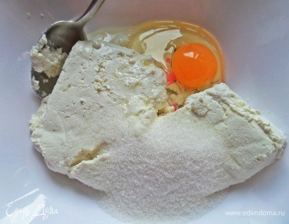 Творог соединить с мелким сахаром, ванилью и яйцом.