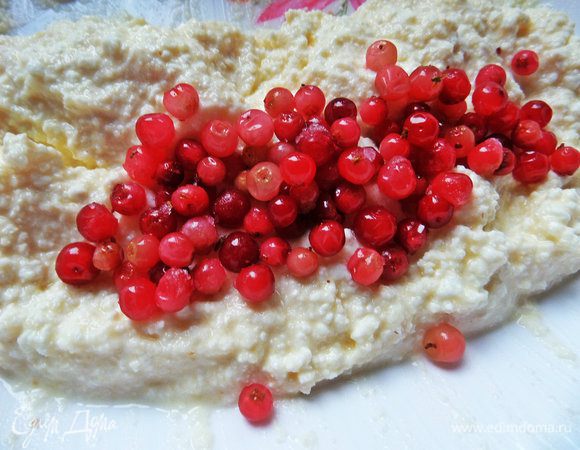 Отделить 2 части «теста». В одну добавить бруснику и ложку муки или крахмала.