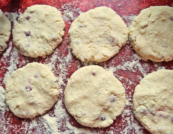 Толщина у данных сырников должна быть тоньше, чтобы прожарились. Делаем заготовки на доске с мукой.