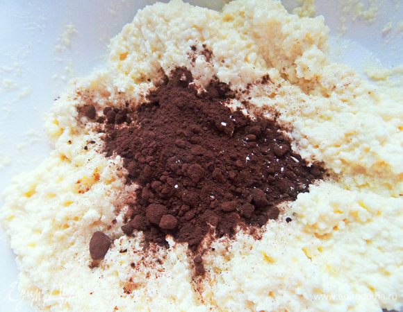 Во вторую часть «теста», всыпаем ложку какао. Если растворимое, то и 2 ст. л.