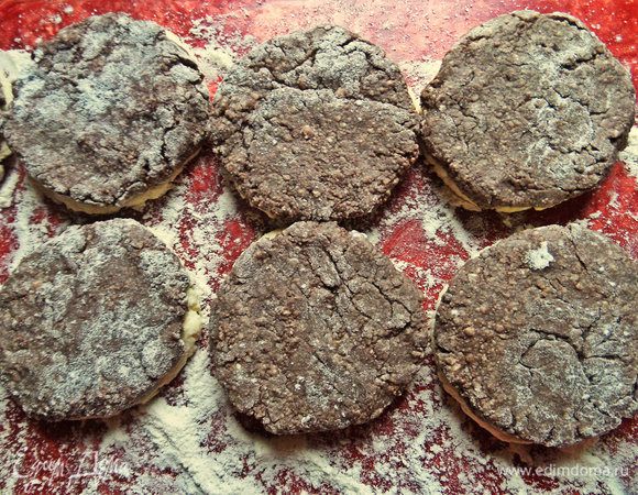 Снова лепим тонкие сырники в муке и складываем сверху на нижние белые.