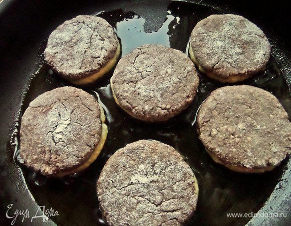 Жарим, слегка прижимаем лопаткой.