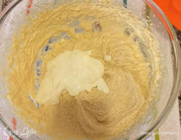  Добавить сахар и взбивать до тех пор, пока масса не станет легкой и пушистой. Затем добавить яйца, взбить. Добавить сметану и ванильный экстракт и все еще раз хорошо взбить.
