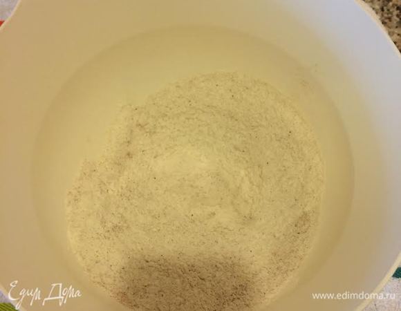 В миску просеять муку, соль, разрыхлитель и корицу.