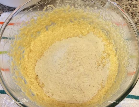 Добавить половину муки в яично-масляную смесь и перемешать на 1 скорости миксера.