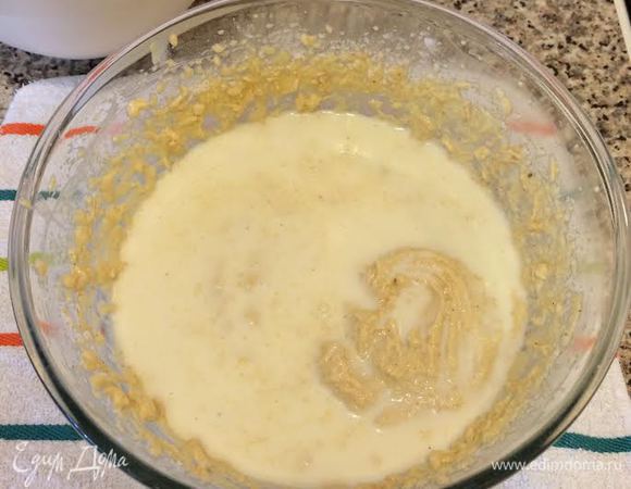 Затем — молоко, снова перемешать.