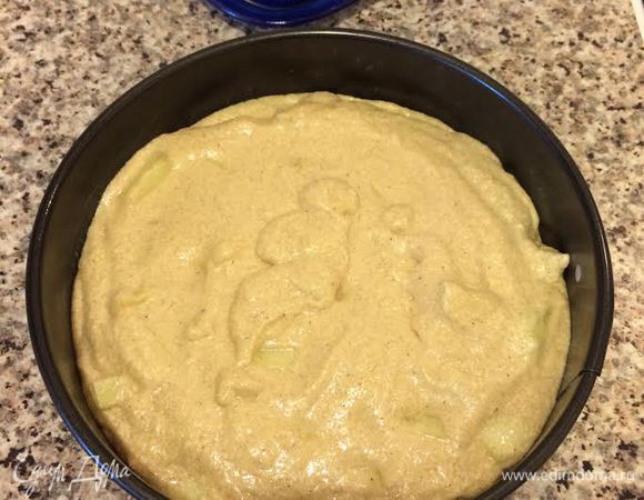 Тесто выложить в форму.