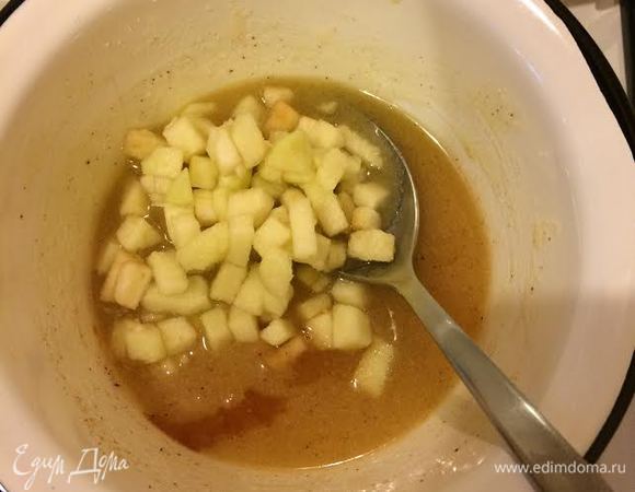 Топпинг: нагреть молоко, растворить в нем сливочное масло. Добавить сахарную пудру и хорошо перемешать венчиком. Добавить яблоки, корицу, ванильный экстракт и перемешать.