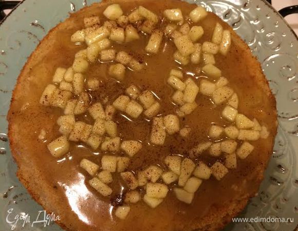 Теплый пирог переложить на блюдо и полить яблочным топпингом.