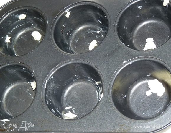 Форму смазать сливочным маслом.