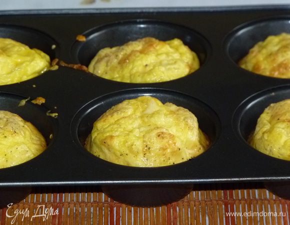 Выпекать в заранее разогретой до 180°С духовке 20 — 25 минут до светло-золотистого цвета. Немного остудить в духовке.