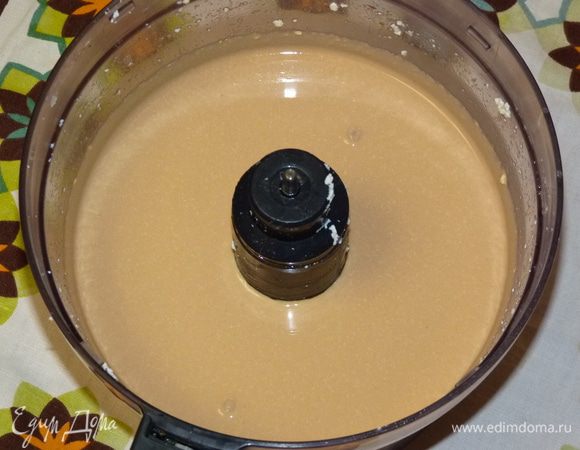 Взбить яйца со щепоткой соли, разрыхлителем, ванильным сахаром и манкой. Продолжая взбивать, добавить постепенно сливки, весь творог, затем вареную сгущенку.