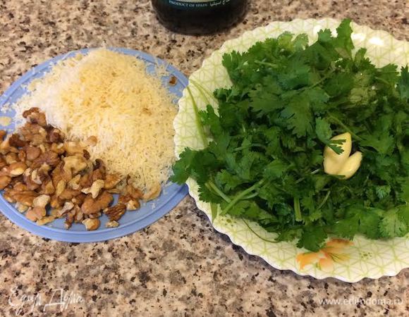 Зелень хорошо вымыть и обсушить бумажным полотенцем. Пармезан натереть на мелкой терке.