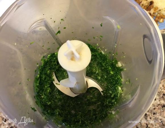 Зелень и чеснок крупно порубить сложить в фудпроцесор или блендер, добавить 1 ст. л. масла и слегка взбить.