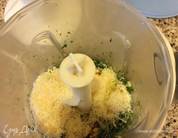 Добавить орехи, пармезан и еще 1 ст. л. масла, взбить.