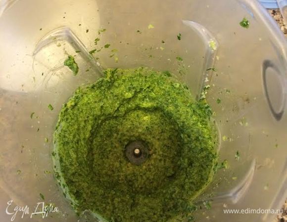 Взбивая массу, постепенно добавлять остальное масло, масса должна стать блестящей. У меня на это уходит 5 ст. л. масла.