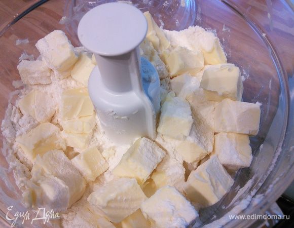 Для песочного теста нарезать кубиком холодное масло, соединить с мукой, сахаром и ванилином в блендере и замесить тесто. При необходимости добавить 1 — 2 ст. л. ледяной воды. У меня масло сливочное уже соленое, поэтому я не добавляла соль. 
