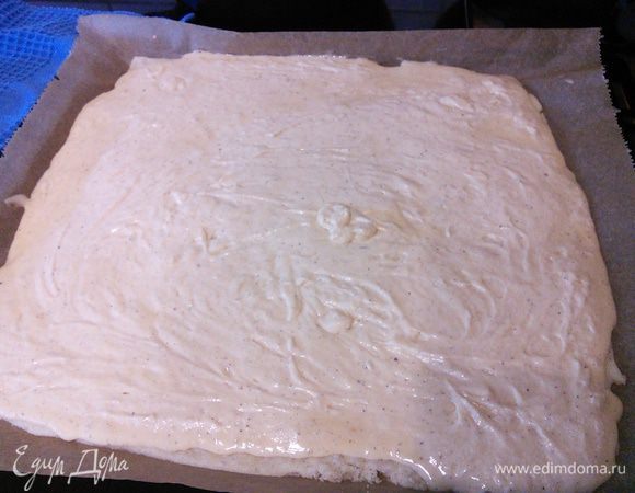  На чуть остывший корж выложить заливное тесто, разровнять. 