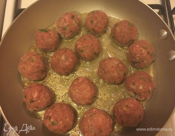 В сковороде разогреть 1 ст. л. сливочного и 1 ст. л. оливкового масла и обжарить тефтели со всех сторон.