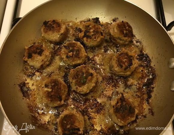 Готовые тефтели переложить на терелку и накрыть фольгой.