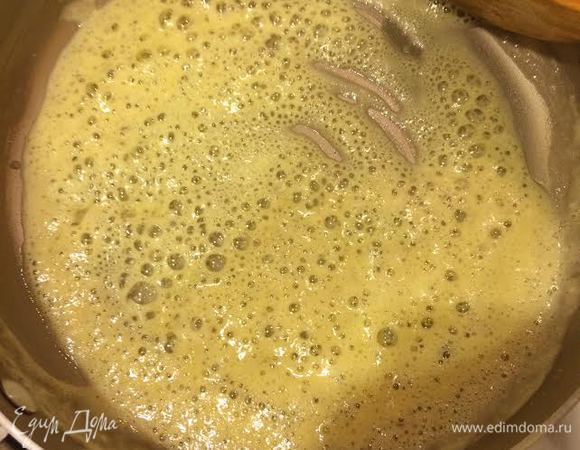 Соус: в сковороду с толстым дном насыпать муку и добавить сливочное масло. Помешивая довести до светло-коричневого цвета.