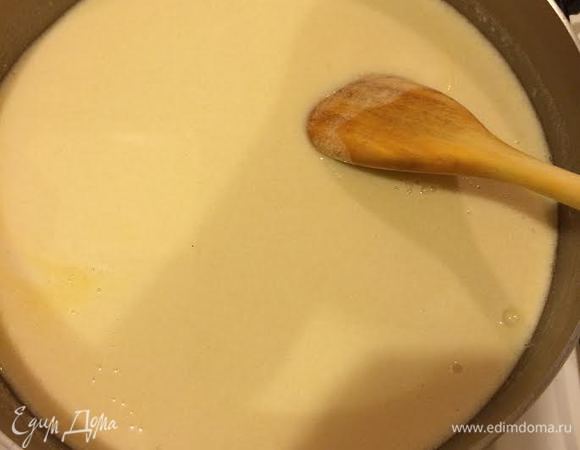 Затем аккуратно добавить воду (или говяжий бульон), сливки и активно перемешать. Добавить вустерширский соус, горчицу, соль, перец и, помешивая, варить до загустения.