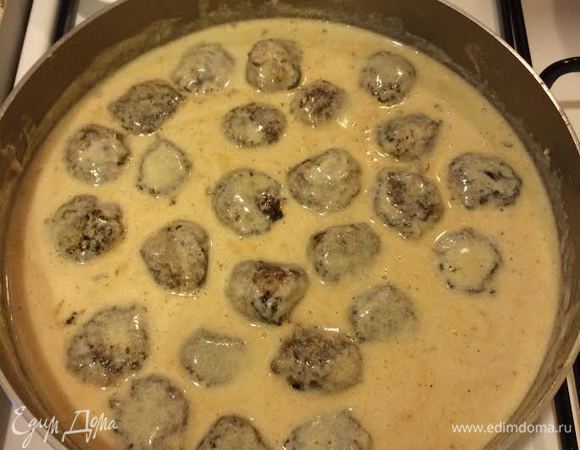 Добавить тефтели, перемешать и тушить 10  минут.
