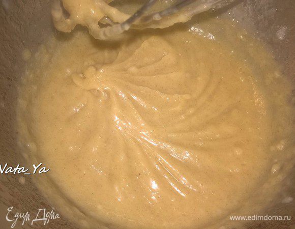 Взбить кокосовое масло с сахаром (миксером).
По одному добавлять яйца, продолжая взбивать.
Добавить ваниль.