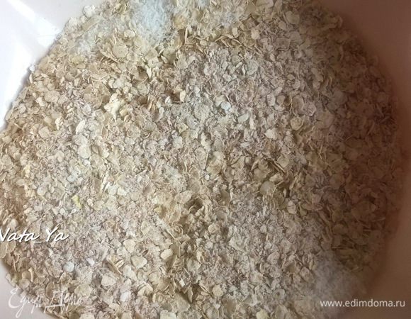 Отдельно смешать все сухие ингредиенты (кроме изюма и клюквы).