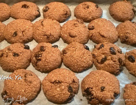 Всё перемешать, добавить изюм и клюкву.
Из теста катать шарики, немного их приплюснуть.
Выпекать в заранее нагретой до 180°С духовке в течение 15-20 минут.