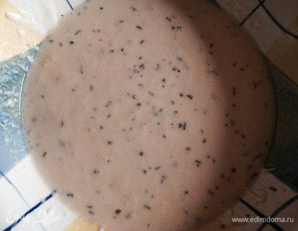 Готовим заливку: взбиваем яйца со сметаной и специями. Добавляем сюда же тертый сыр. 