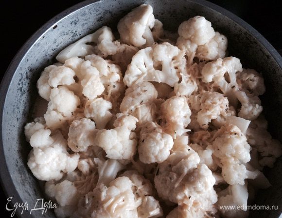 Заливаем капусту полученной смесью и ставим выпекаться в духовку при 200°С на 30–40 минут. 
Вкуснее в холодном виде. 