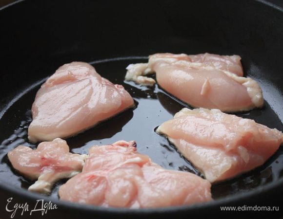 Разделайте бедра, удалите кожу и кости (по желанию). Обжарьте на хорошо разогретой сковороде до золотистого цвета, после чего снимите с огня.