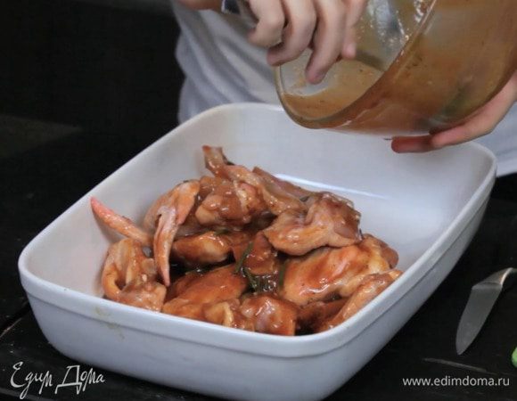 Разогреть духовку до 180°C.
Смешать все ингредиенты для соуса. Добавить в него крылышки и хорошо все перемешать. 
Переложить все в форму для запекания.