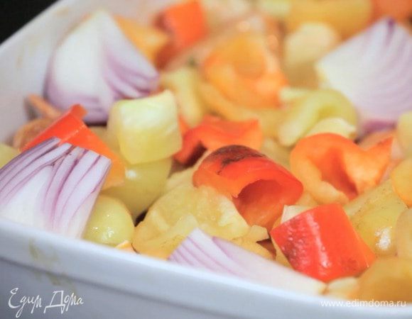 Сверху выложить нарезанные овощи.