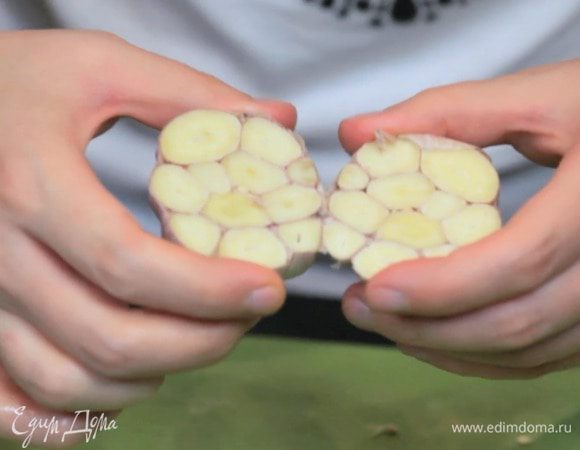 Разрезать головку чеснока, шелуху не снимать.