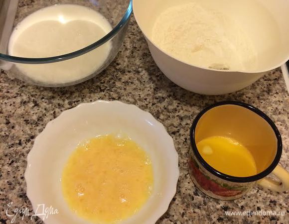 С лимона снять цедру и выжать сок. Сок лимона добавить в молоко и дать постоять 5 минут. Яйцо слегка взбить. Масло растопить. Муку просеять с разрыхлителем и солью, добавить сахар и перемешать.