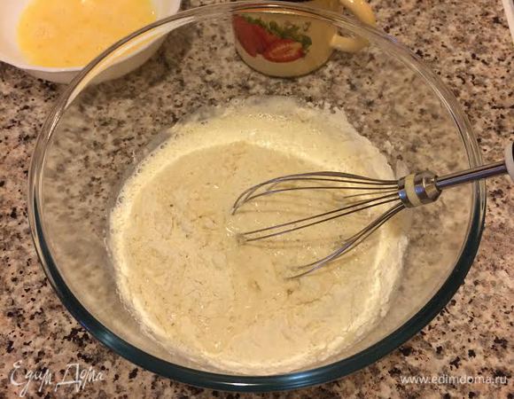 В молоко добавить ванильный экстракт и муку, слегка перемешать.