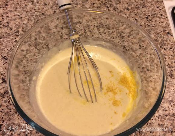 Затем добавить масло и цедру лимона. Перемешать, но долго не месить.