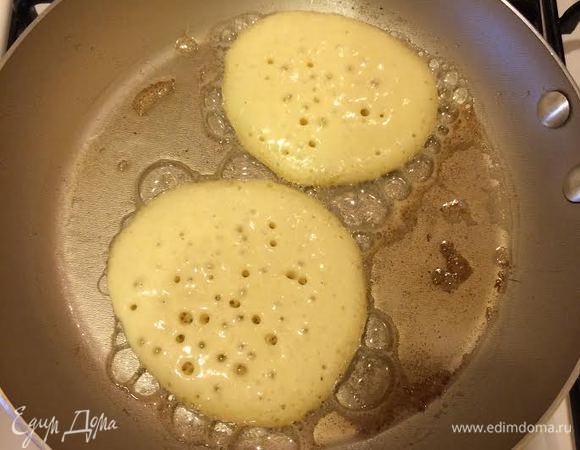 Разогреть сковороду, добавить 1 ст. л. растительного и 1 ст. л. сливочного масла. 