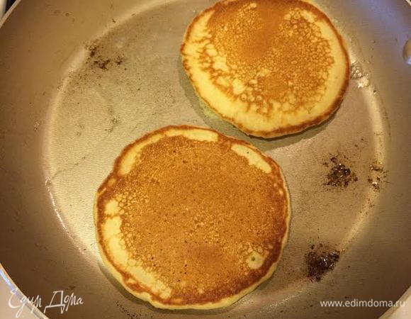 Жарить панкейки на среднем огне до готовности.
