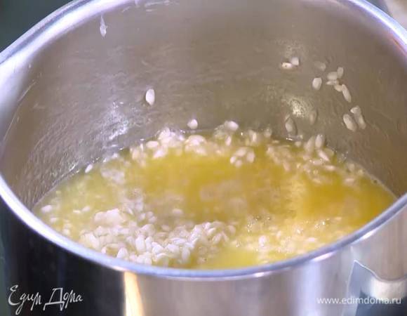 Добавить ванильный экстракт, перемешать, затем влить вино, все еще раз перемешать и дать алкоголю выпариться.