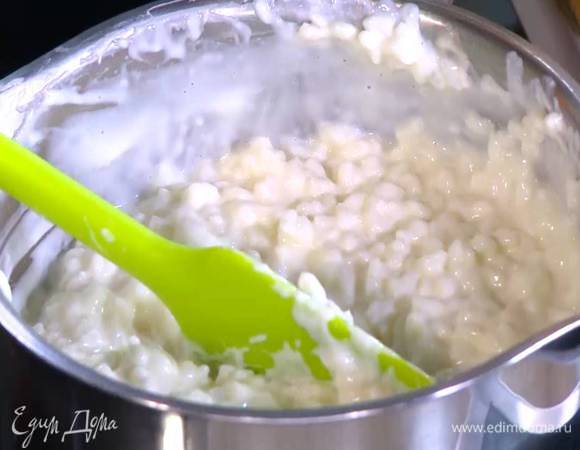 Залить рис молоком, все перемешать и варить кашу на медленном огне минут 20, периодически помешивая.
