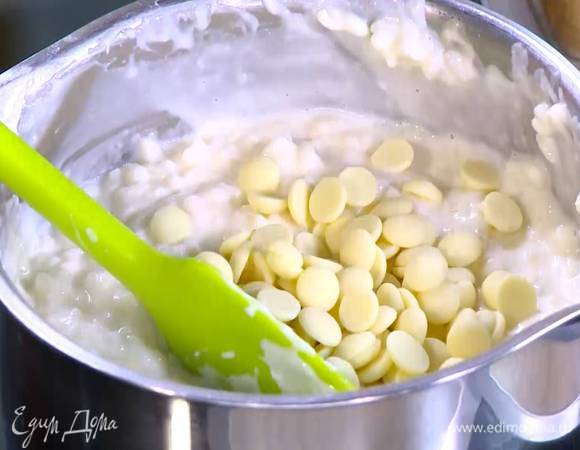 Когда рис будет практически готов, добавить белый шоколад и все перемешать.