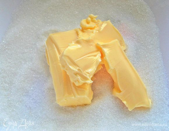 Масло достать заранее и растереть с мелким сахаром и ванилью.