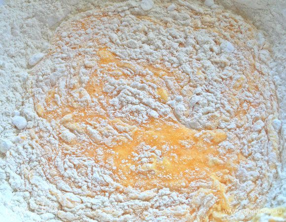 Ввести просеянную муку с разрыхлителем.