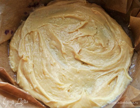 Съемную форму (у меня именно съемная 21 см в диаметре, а не разъемная, дно выталкивается через верх, обязательно нужна бумага для выпечки, но она всегда в доме) смазываем любым душистым маслом, рекомендую масло грецкого ореха от Biolio для дополнительного аромата леса ягодной выпечке. Выложить две третьих теста.