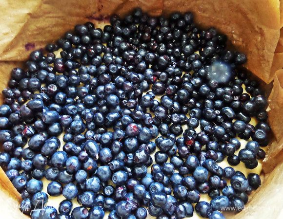 Насыпать на тесто ровным слоем.